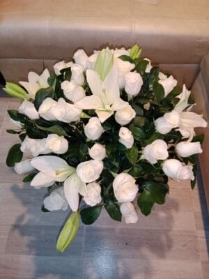 Jarrón en cristal con rosas y lirios R30 - Flores para condolencias en Mosquera Te Mando Flores