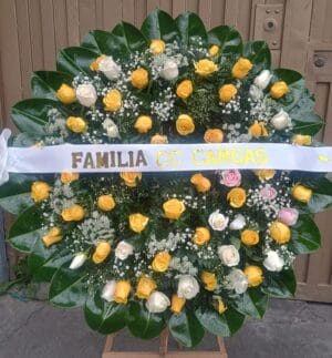 Corona  GRANDE de rosas y flores blancas ( Margaritas, pompones o chirosas) R38