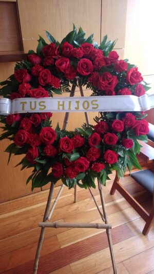 Corona fúnebre de rosas rojas y claveles R03 - Flores fúnebres a domicilio en Mosquera Te Mando Flores