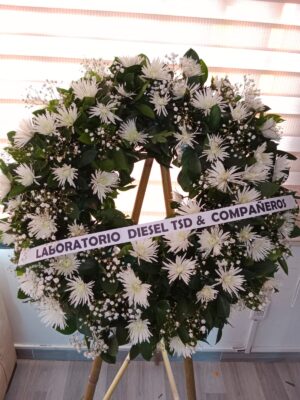 Corona fúnebre de flores blancas R01 - Floristería fúnebre en Mosquera Te Mando Flores