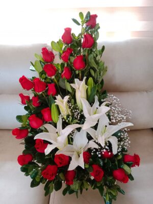 Arreglo rosas y lirios fúnebre R15 - Floristería para funerales en Mosquera Te Mando Flores
